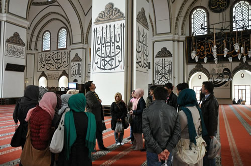 skdar Genlik Merkezi yeleri tarihi ve turistik gezilerinin ilkini Osmanl'nn bakentlerinden Bursa'ya yapt.