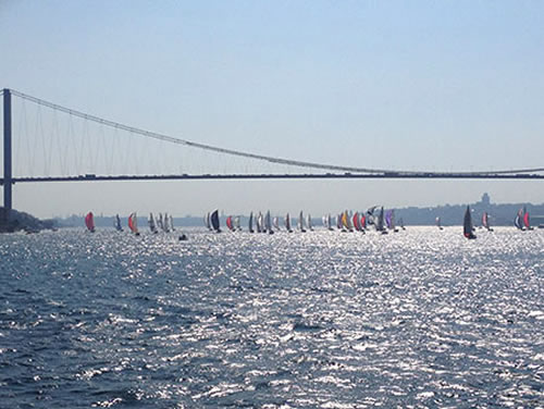 Türkiye'nin en prestijli ve uzun rotalı yarışı olan Deniz Kuvvetleri Kupası Yat Yarışı, Üsküdar'dan start aldı.