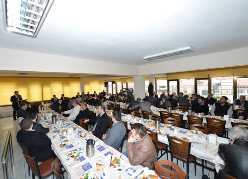 Üsküdar Belediye Başkanı Hilmi Türkmen, kahvaltıda bir araya geldiği Üsküdarlı esnaflara (Üsküdar Meydanı Düzenlemesi Projesi) hakkında bilgi verdi.