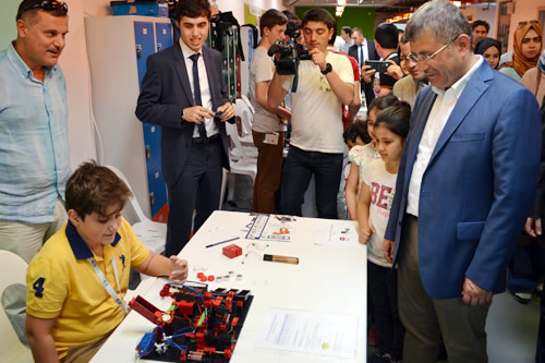 Üsküdar Belediye Başkanı Hilmi Türkmen'inde izlediği robot yarışlarında robotlar kıyasıya mücadele etti.