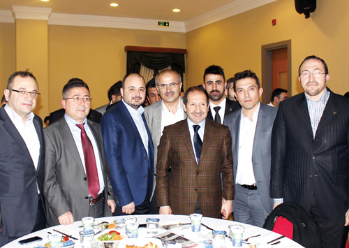 AK Parti Üsküdar Belediye Başkan Adayı Hilmi Türkmen'e destek için bir araya gelen Malatyalıları TBMM İdare Amiri Ömer Faruk Öz yalnız bırakmadı.