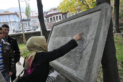 skdar Genlik Merkezi yeleri tarihi ve turistik gezilerinin ilkini Osmanl'nn bakentlerinden Bursa'ya yapt.