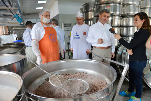 skdar Belediyesi Aevi'nde, Ramazan aynn ilk gnnde 30 bin kiiye verilecek iftar yemeini hazrlama heyecan yaand.