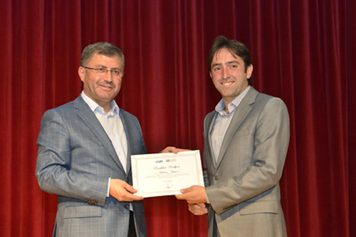 Üsküdar Belediye Başkanı Hilmi Türkmen, kursu tamamlayan 30 genç girişimciye teşekkür belgesi verdi. 