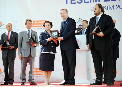 Başbakan Erdoğan, TOGEM başkanı Saadet Gülbaran'a yaptıkları hizmetlerden dolayı teşekkür ederek plaket takdim etti.