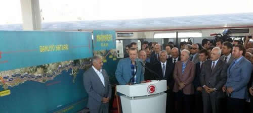 Başbakan Erdoğan, Ayrılıkçeşme İstasyonu'ndan Yenikapı'ya kadar Marmaray'da ilk test sürüşünü çok sayıda bürokrat ve gazetecilerle yaptı.