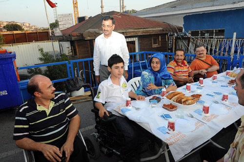 Üsküdar Belediyesi, engelli, yaşlı ve hastaların da iftarlarını unutmadı.