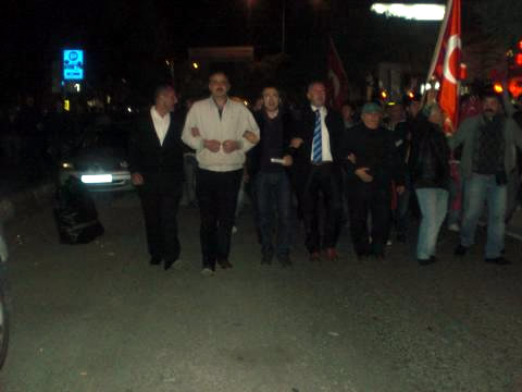Türkiye Sevdalıları Platformu Üsküdar'da bir araya gelerek son dönemde yaşanan terör olayları nedeni ile tepkilerini ortaya koydu.