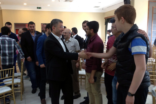 Üsküdar Belediye Başkanı Hilmi Türkmen, 7 Haziran genel seçimlerinde ilk kez sandık başına giderek oy kullanacak gençlerle, Boğaziçi Yaşam Merkezi'nde düzenlenen kahvaltıda bir araya geldi.