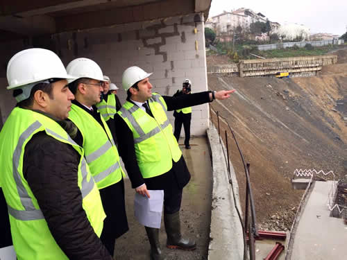 Üsküdar Belediye Başkanı Hilmi Türkmen, 150 işçinin geceli, gündüzlü çalıştığı inşaat sahasını, beraberindeki Başkan Yardımcıları, danışmanları, birim müdürleri ile gezerek yetkililerden bilgiler aldı.