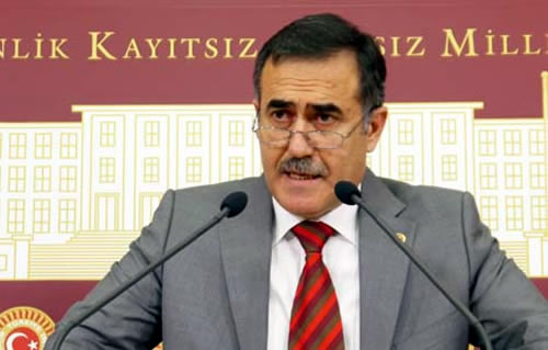 İhsan Özkes, 1999 senesinde o dönem DSP'den Üsküdar Belediye Başkan Adayı olmuş ve Yılmaz Bayat karşısında kaybetmişti.