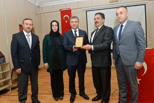 Protokol konumalar sonras skdar Belediye Bakan Hilmi Trkmen, skdar Belediyesi Meclis Bakan Esat Kalay ve okula maddi destekte bulunan hayrsever vatandalara teekkr plaketleri verildi.