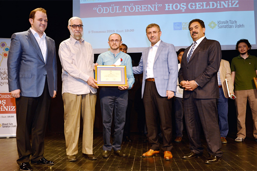 Üsküdar Belediye Başkanı Hilmi Türkmen, yedi ayrı klasik sanat dalında dereceye giren yarışmacılara ödüllerini takdim etti.