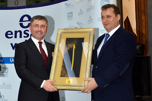Ensar Vakfı Üsküdar Şube Başkanı İsmail Şirin, Üsküdar Belediye Başkanı Hilmi Türkmen'e desteklerinden ötürü gecenin anısına tablo hediye etti.