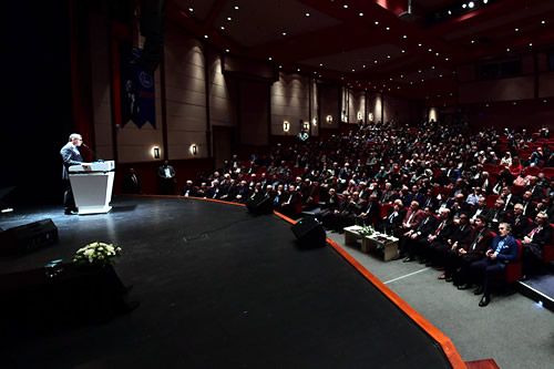 Trkmen, sempozyumu 15 Temmuz ehitleri ile gazilere ithaf ettiklerinin altn izerek, skdar Dergisi'nin son saysnn 15 Temmuz'a zel bir ierikle hazrlandn kaydetti.