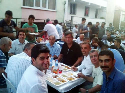 CHP skdar Genlik Kollar tarafndan dzenlenen iftar programna CHP stanbul 1.Blge Milletvekili Kadir Gkmen t, partililer ve ok sayda mahalle sakini katld