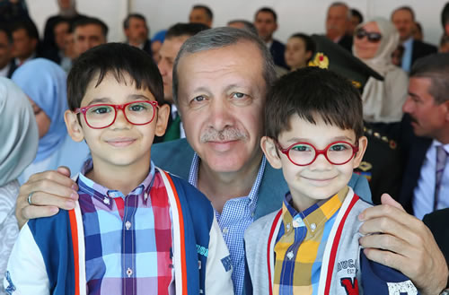 Cumhurbaşkanı Recep Tayyip Erdoğan, tören sırasında çocuklarla da ilgilenmeyi unutmadı