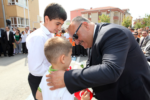 mraniye Belediye Bakan Hasan Can, Aa Dudullu lkretim Okulu'nda eitim sezonunun ilk gn nedeniyle dzenlendii programa katld.