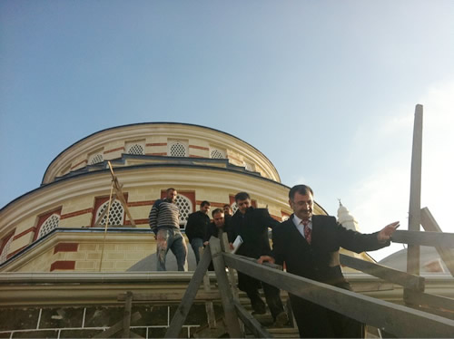 skdar Belediye Bakan yllardr bitirilemeyen Gzeltepe Birlik Camii inatna el att.