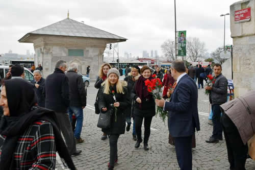 AK Parti'den stanbul 1. Blge Milletvekili Aday Aday olan Mali Mavir ahin Avar, ''8 Mart Dnya Kadnlar Gn'' sebebiyle, skdar bata olmak zere stanbul'un eitli noktalarnda binlerce karanfil dattarak kadnlara zel jest yapt.