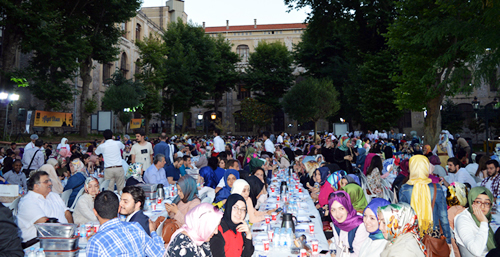 4. Geleneksel Marmara niversitesi Birlik ve Beraberlik ftar'nda bir araya gelen renciler dayanma rnei sergiledi.