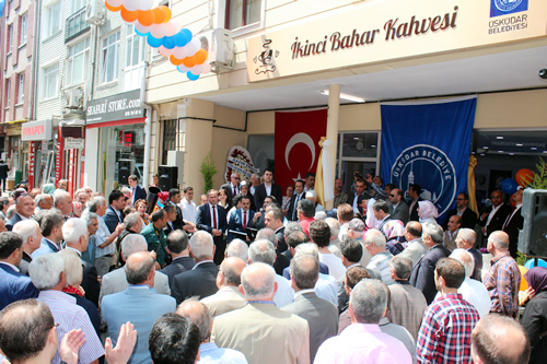 skdar Belediyesi'nin 60 ya zerindeki yallar iin zel olarak dzenledii ''kinci Bahar Kahvesi'' dzenlenen trenle hizmete ald.