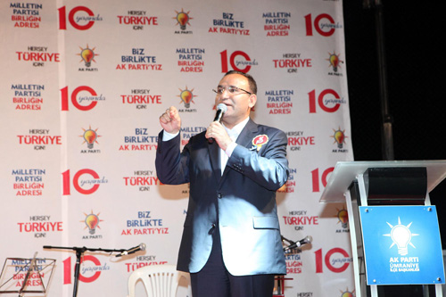 Başbakan Yardımcısı Bekir Bozdağ, Somali için başlatılan kampanyaya geniş yer ayırdığı konuşmasında, ''Oradaki insanlık dramına asla seyirci kalamayız'' dedi.