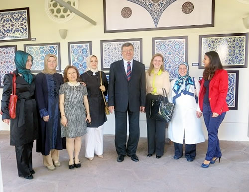 30. Vakıflar Haftası etkinlikleri kapsamında Nakkaş'ın Üsküdar'daki merkezinde düzenlenen sergide 150 eser, sanat dostlarının beğenisine arz edildi.