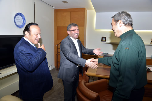 Türk sinemasının ünlü oyuncusu Kadir İnanır ve işadamı Saffet Ulusoy Üsküdar Belediye Başkanı Hilmi Türkmen'e sürpriz bir ziyaret gerçekleştirdi.