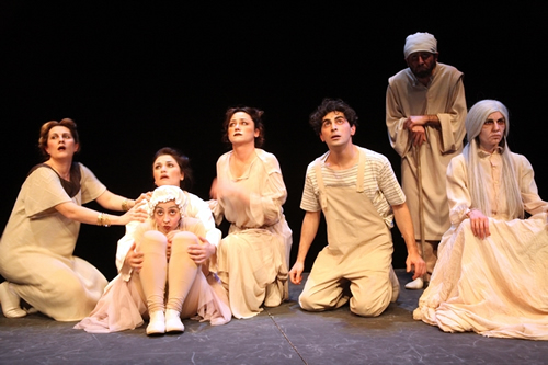 İstanbul Büyükşehir Belediyesi Şehir Tiyatroları, İsimsiz adlı yeni oyunu Üsküdar Kerem Yılmazer Sahnesi'nde seyirciyle buluşturuyor.
