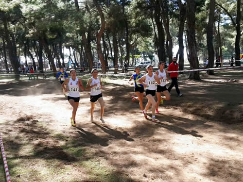 Antalya'da dzenlenen Trkiye Byk Bayanlar Kros Ligi 2. kademe yarmalarnda skdar Belediye Spor Kulb damga vurdu.