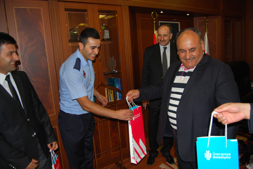 Zabıta Müdürlüğü'nden sorumlu Başkan Yardımcısı Mustafa Küçükkapdan, Zabıta Müdürü Mustafa Kılınç ve zabıtadan bir grup 12-18 Eylül Zabıta Haftası Etkinlikleri kapsamında, Ümraniye Belediye Başkanı Hasan Can'ı makamında ziyaret etti.