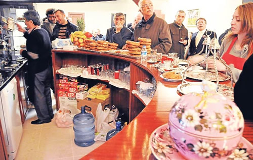 skdar'da, Trkiye Esnaf ve Sanatkarlar Konfederasyonu (TESK) i birliinde ''kahvehanelerin iyiletirilmesi projesi'' kapsamnda, bir kahvehane modernize edilerek, 'Mahalle Kahvesi' olarak hizmete ald.