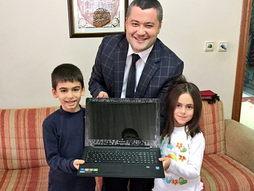 Üsküdar Belediyesi Gençlik Akademesi açılış töreninde Başbakan Yardımcısı Numan Kurtulmuş'a sesini duyurmaya çalışan ve bilgisayar isteyen Abdülkerim Fazlıoğlu'na hayalini kurduğu bilgisayar Üsküdar Belediye Başkanı Hilmi Türkmen'den geldi.