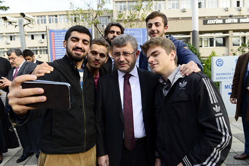 Güz yarıyılı vize dönemi yoğunluğu yaşayan üniversite öğrencilerine çorba ikramında bulunan Üsküdar Belediye Başkanı Hilmi Türkmen, ''Güzel bir İstanbul sabahını gençlerimize çorba ikram ederek birlikte paylaşmak istedik'' dedi.