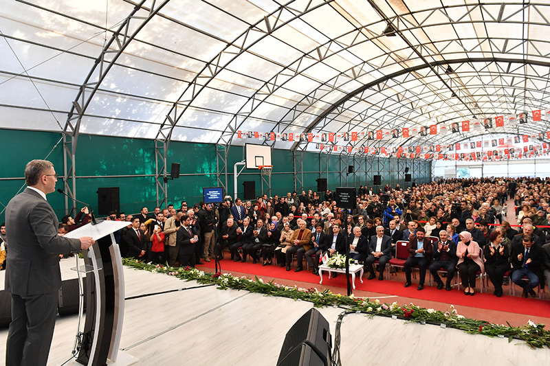 Bakan Hilmi Trkmen ise yapt konumada ''mar planlar ile baladmz bu srete bu gnlere geldik. Bu bir ltuf deil tamamen hakknz olan evlerinizin tapularna kavuuyor olmanz bizi memnun etmitir'' dedi