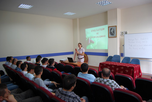 mraniye Belediyesi'nde grevli gvenlik personeline  gnlk bir eitim program dzenlendi.