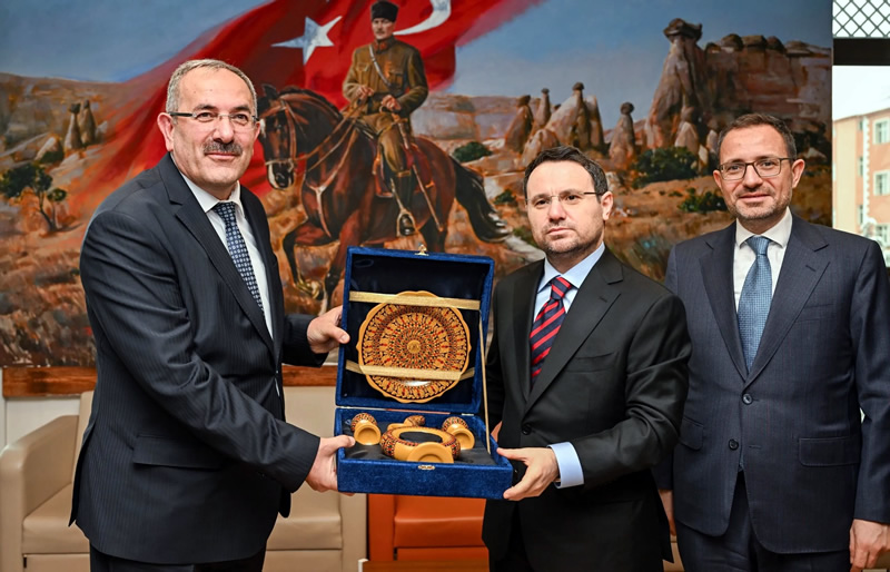 Adalet Bakanlığı görevine atanmasının ardından ilk resmi yurt içi ziyaretini memleketi Nevşehir’e gerçekleştiren Bakan Akın Gürlek, Nevşehir’de bir dizi ziyarette bulundu.