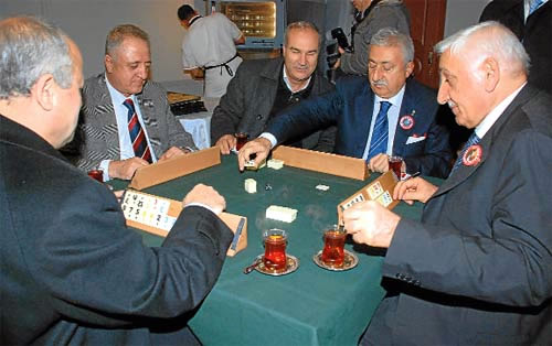 Üsküdar'da, Türkiye Esnaf ve Sanatkarları Konfederasyonu (TESK) iş birliğinde ''kahvehanelerin iyileştirilmesi projesi'' kapsamında, bir kahvehane modernize edilerek, 'Mahalle Kahvesi' olarak hizmete açıldı.