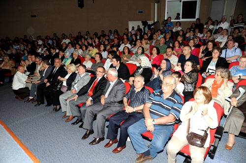 skdar Halk Eitimi Merkezi Trk Mzii Topluluu Altunizade Kltr Merkezi'nde yl sonu konseri verdi.