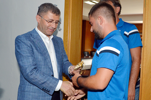 Bakan Trkmen'den gen futbolculara birer kese altn