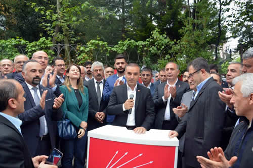 CHP Üsküdar İlçe Başkanı Erdoğan Altan partisinin Valide Atik mahalle temsilciliği açılışında yaptığı konuşmasında parti projelerinden kısaca bahsetti.