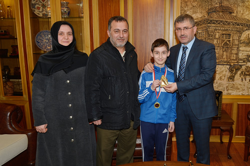 Üsküdar Belediye Başkanı Hilmi Türkmen, Sakarya'da yapılan Minik-Yıldız Karate Türkiye Şampiyonası ve Antalya'da yapılan 1. Avrupa Minikler Taekwondo Şampiyonası'nda, 2 altın 2 gümüş ve 5 bronz madalya kazanan minik sporcuları birer kese altınla ödüllendirdi.