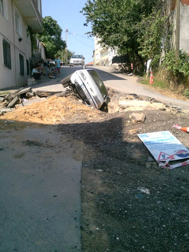 Dikkatsiz sürücü Üsküdar Belediyesi'nin açtığı çukura düştü