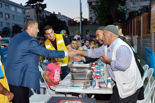 skdar Belediyesi, Ramazan ay boyunca her gn 30 bini akn skdarlyla ramazann bereketini paylamaya devam ediyor.