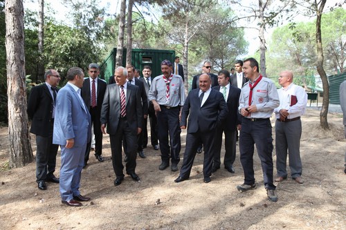 stanbul Valisi Hseyin Avni Mutlu, mraniye belediye bakan Hasan Can, stanbul Bykehir Belediyesi'nin mraniye Kent Orman'nda bulunan izci kampn ziyaret etti.