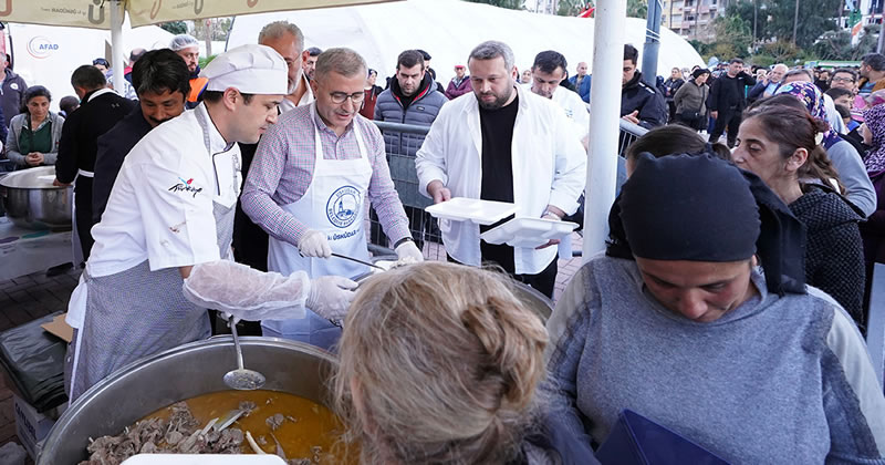 skdar Belediye Bakan Hilmi Trkmen ''lk Orucum lk ftarm'' programnda depremzede aileler ve ocuklaryla birlikte skenderun'da iftar yapt.