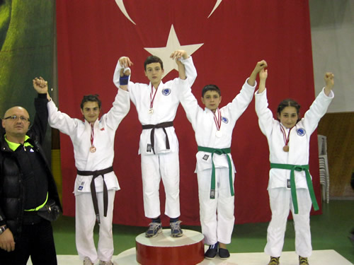 Üsküdar Belediyesi Spor Kulübü takım oyunlarının yanı sıra bireysel sporlarda da Üsküdar'ın yüzünü güldürmeye devam ediyor.