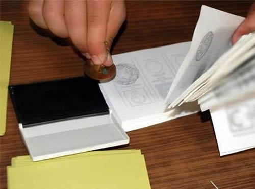 Yüksek Seçim Kurulu, cezaevinde yatan 100 binin üzerinde hükümlünün yerel seçimlerde oy kullanabileceğine karar verdi.