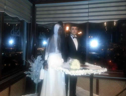 Üsküdar Belediye Başkanı Mustafa Kara, tartışma programlarında yaptığı aykırı çıkışlarıyla gündemde adından sıkça söz ettiren Esra Elönü ve Süleyman Civliz'in nikahını kıydı.